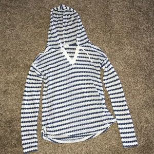 Navy blue and white scallop designed sweatshirt.